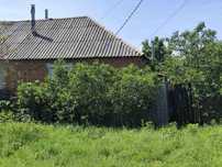 Продам цегляну окрему половину будинку в Золочеві під ваш ремонт.