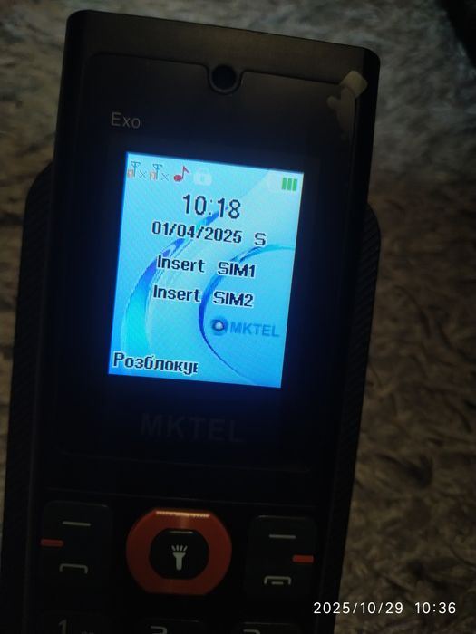 Телефон з камерою та потужним ліхтариком