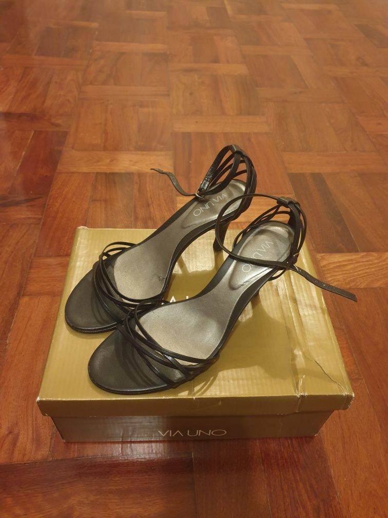 Sapato preto de tiras