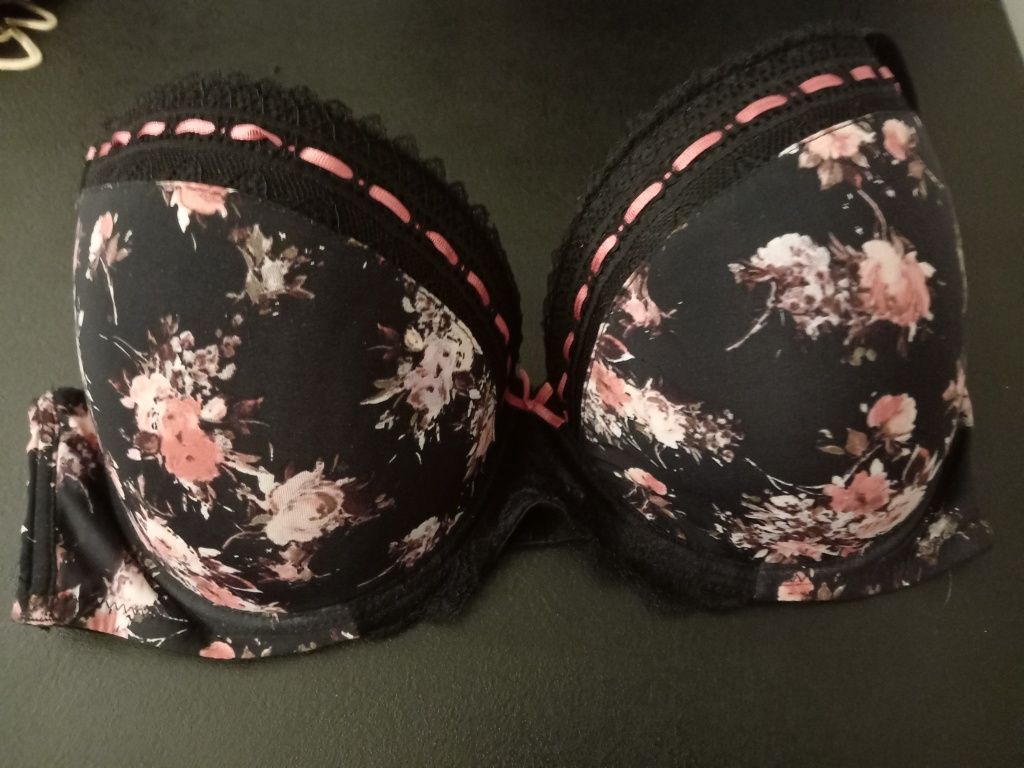 80 F biustonosz z fiszbinami push up. Kolor czarny z kwiatkami.