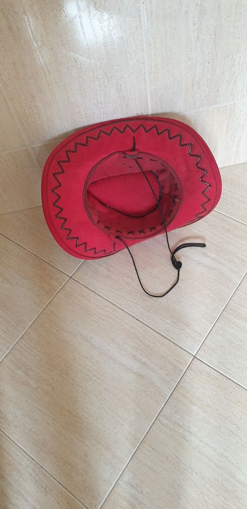 Chapéu caboy vermelho