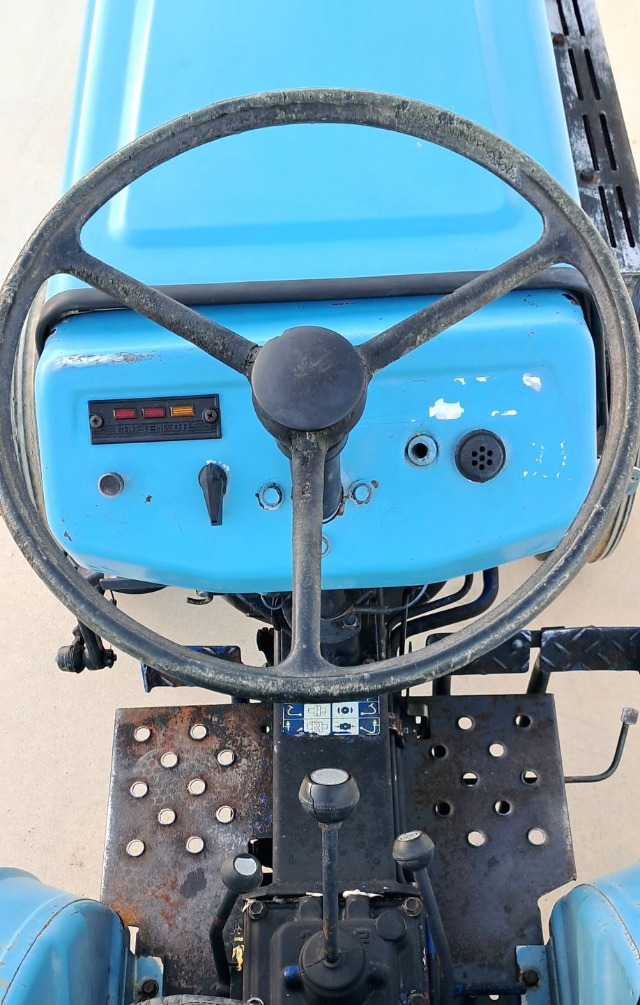 Trator Mitsubishi D1300 c/reboque 4x2