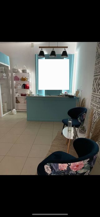 Стол, декоративная панель и ячейки для хранения