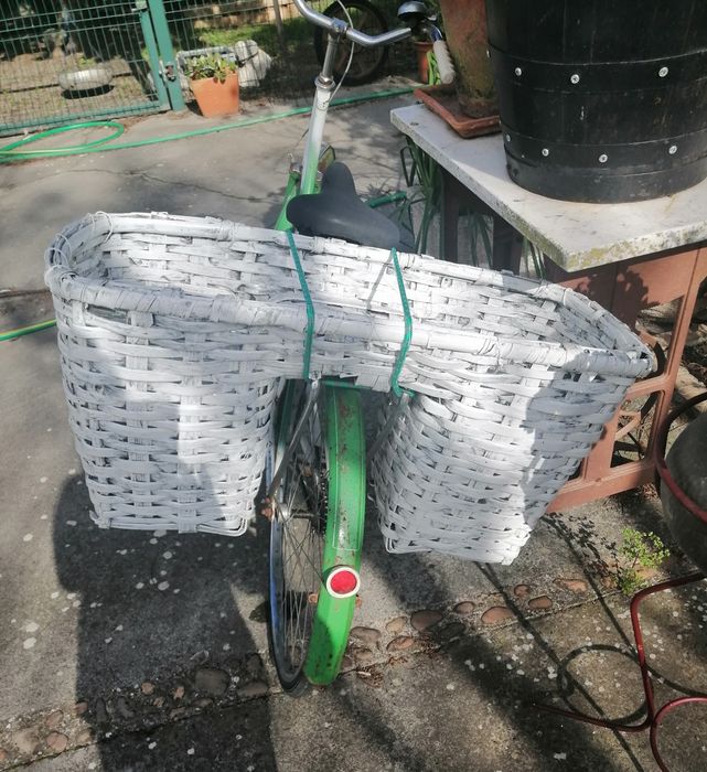 Bicicleta verde com alforge antigo