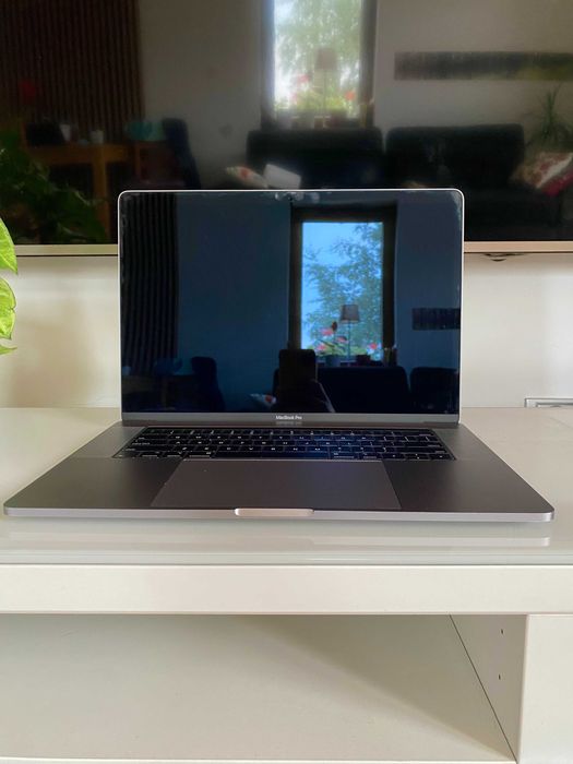 MacBook Pro 15" 2018 | i9 / 32 GB RAM / 512 GB SSD | Stan bdb