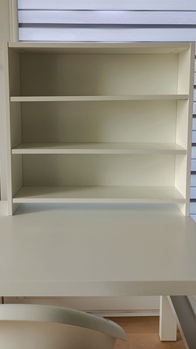 Biały komplet: biurko regulowane Ikea Pahl z nadstawką i krzesłem obr