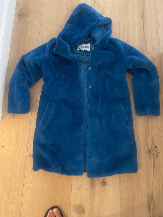 Casaco azul pêlo sintético, todo forrado, com capuz e com bolsos.