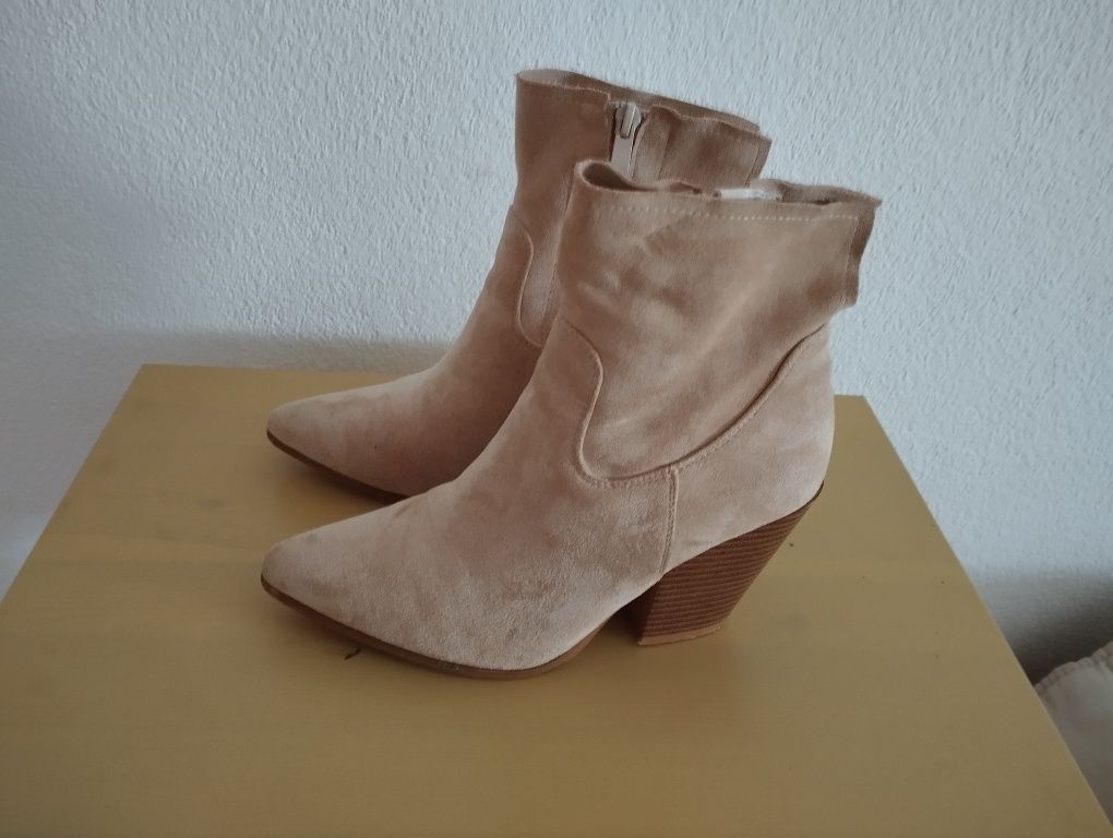 Botas cremes novas