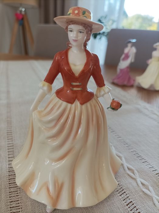 Piękna figurka damy z angielskiej porcelany seria Royal Daulton