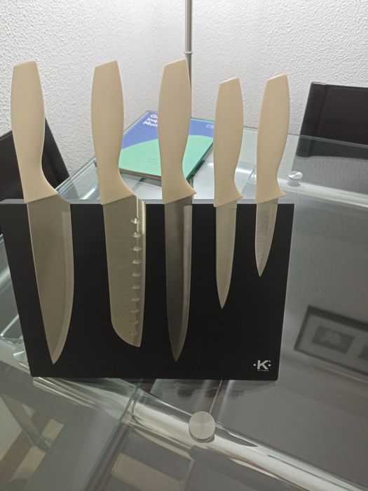 Soporte magnético para facas e outros