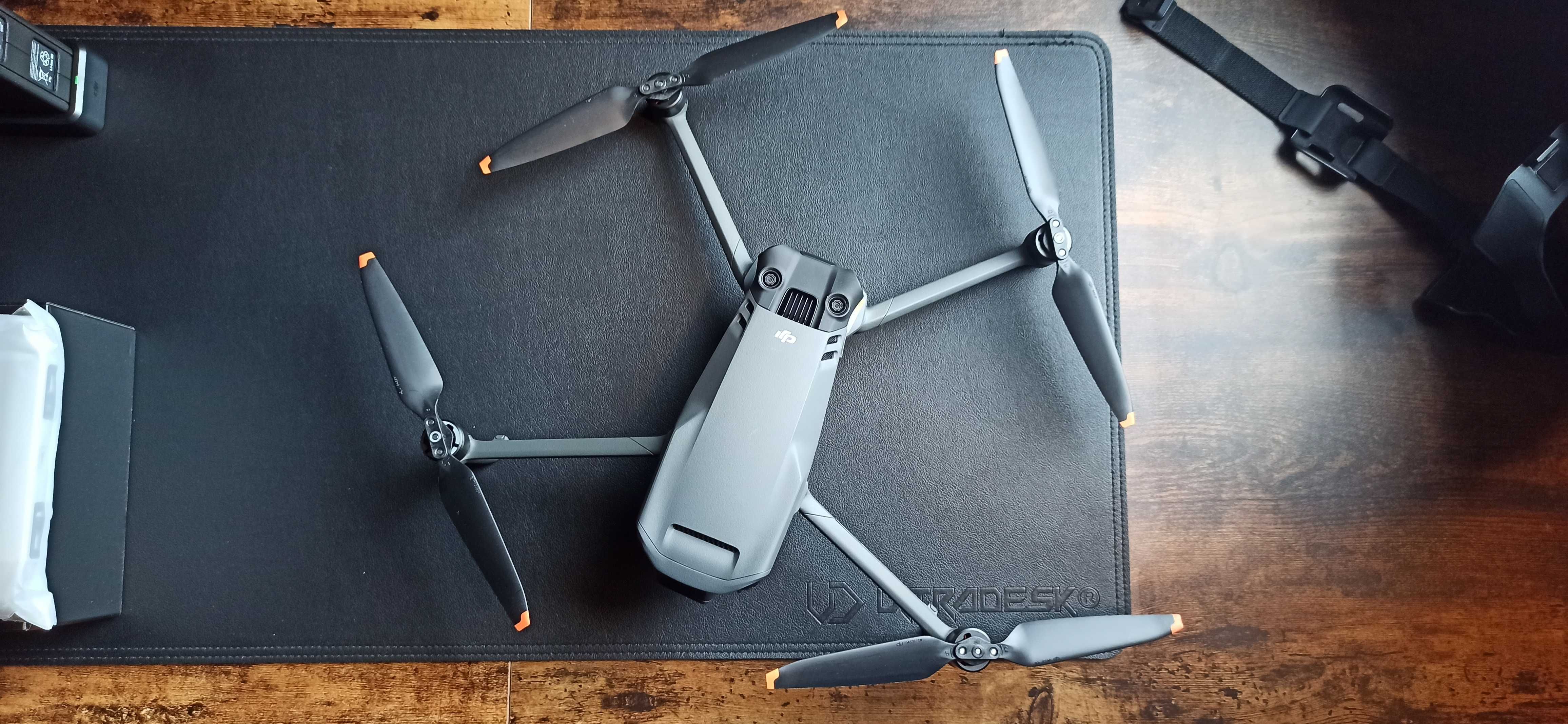 Dron DJI Mavic 3 Fly More Combo 8000 m 5000 mAh