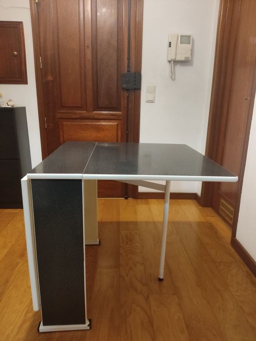 Mesa extensível com 4 cadeiras