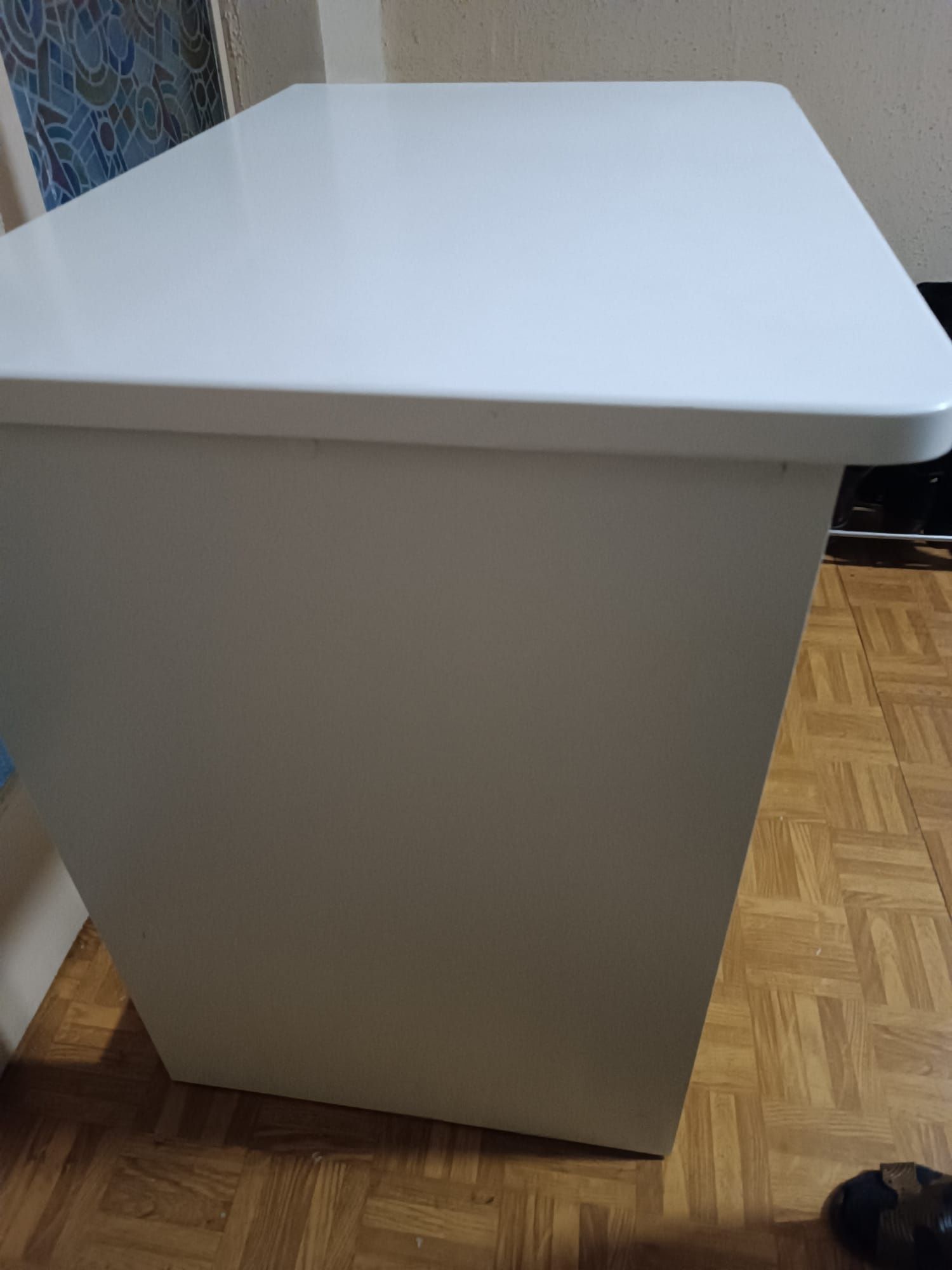 Białe, solidne biurko