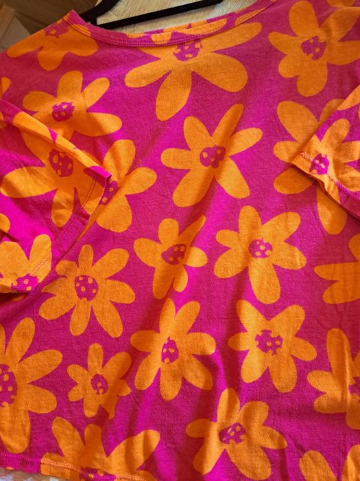 Czerwona koszulka w pomarańczowe kwiatki marki ZARA