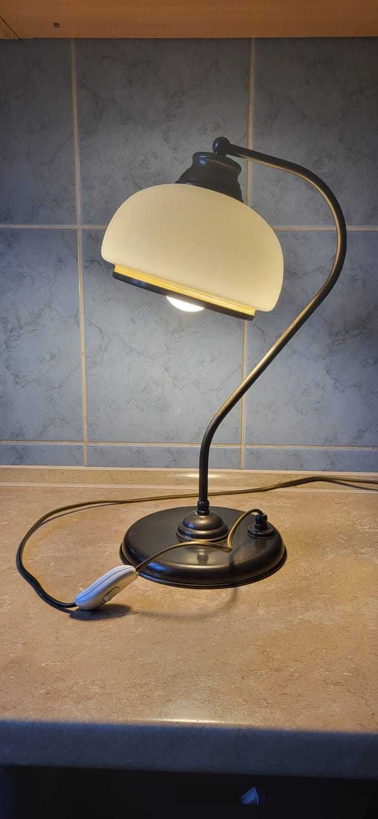Mosiężna lampka na stolik