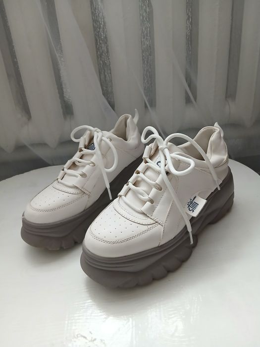 Красовки білі 38 розмір