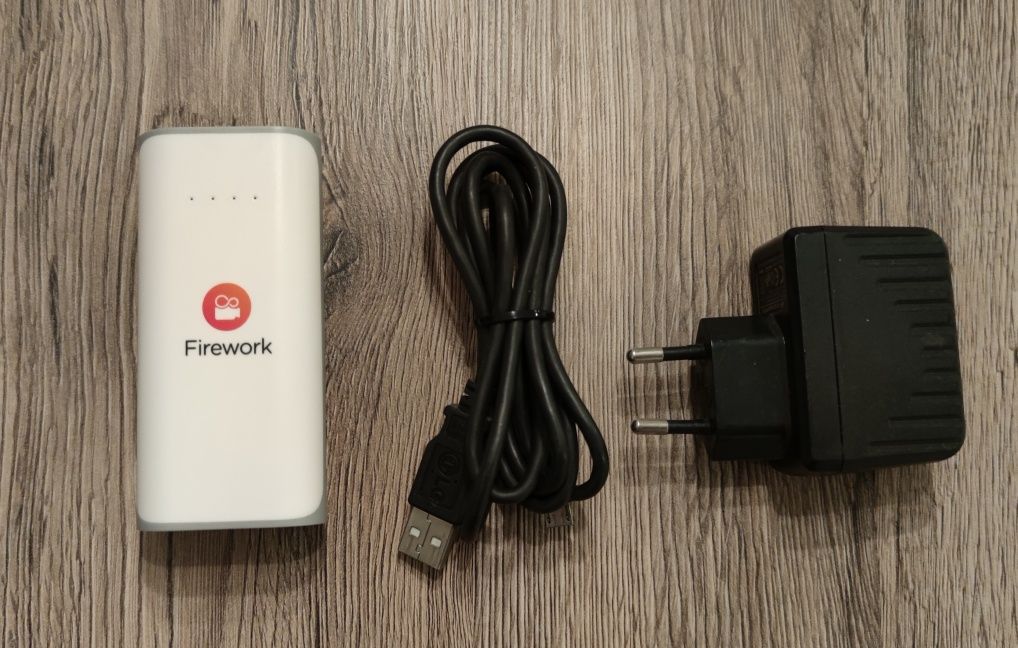 Powerbank z funkcją latarki + ładowarka i kabel