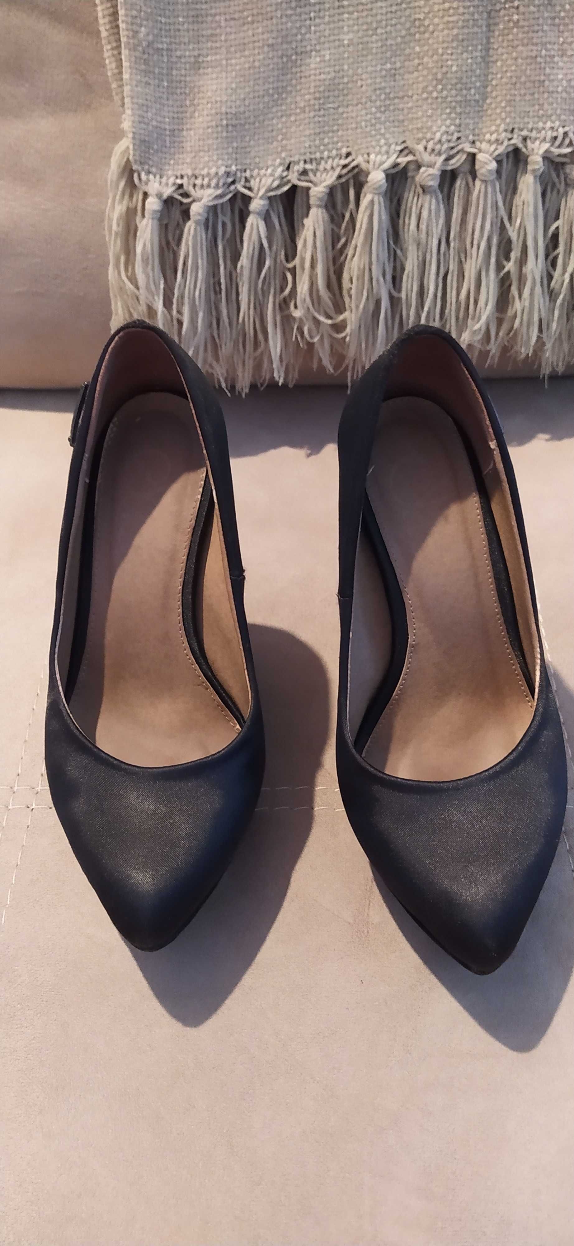 Ofereço envio Sapatos de Cunha pretos -