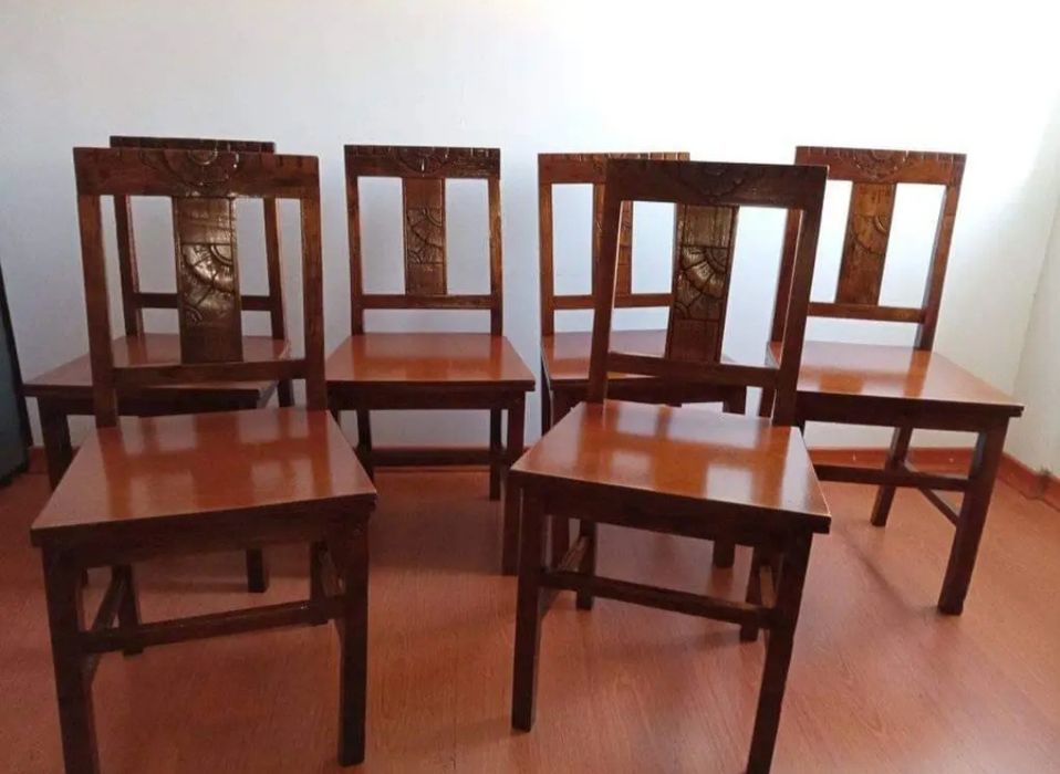 Cadeiras em madeira restauradas
