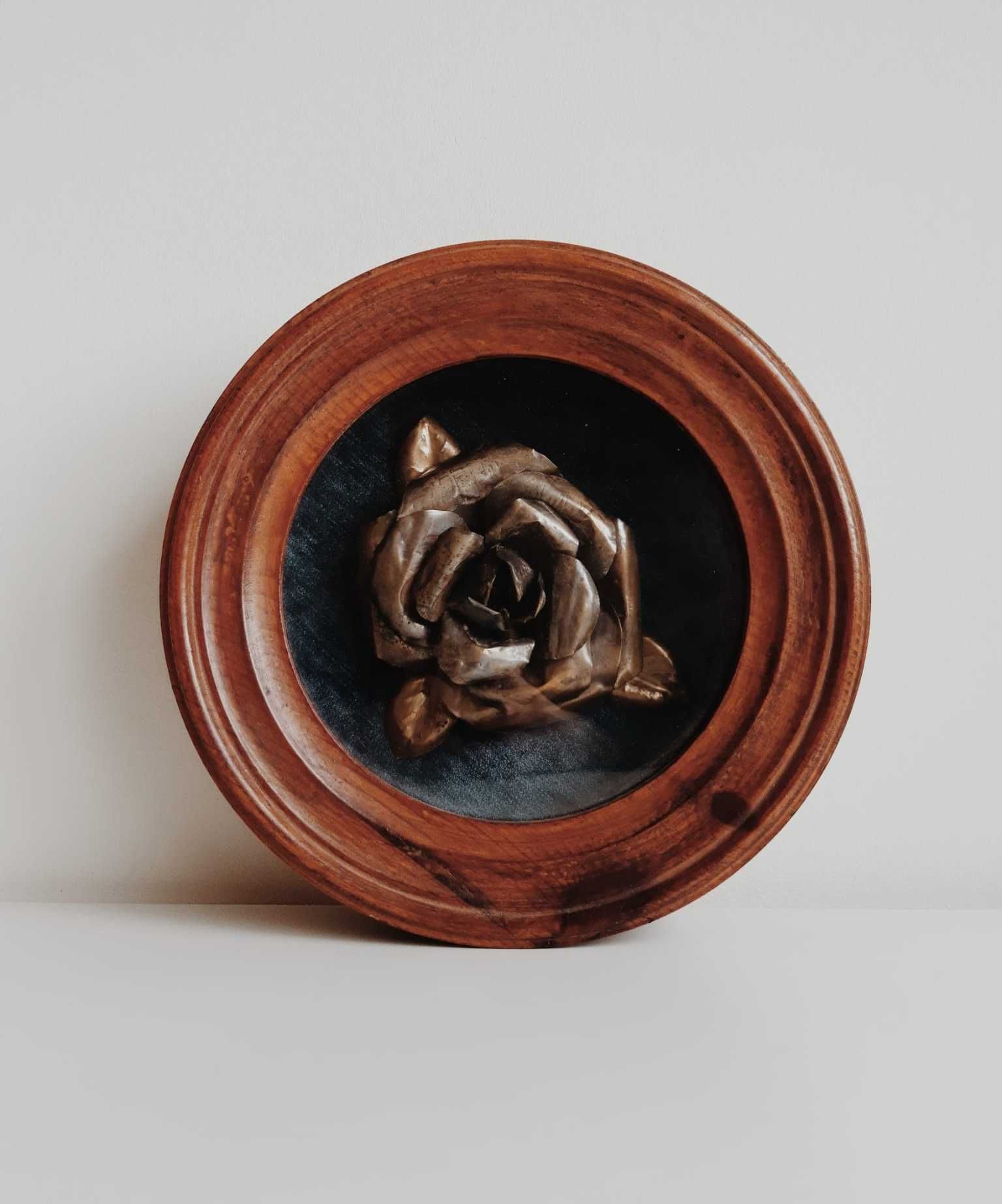 Moldura de madeira maciça com Rosa de latão