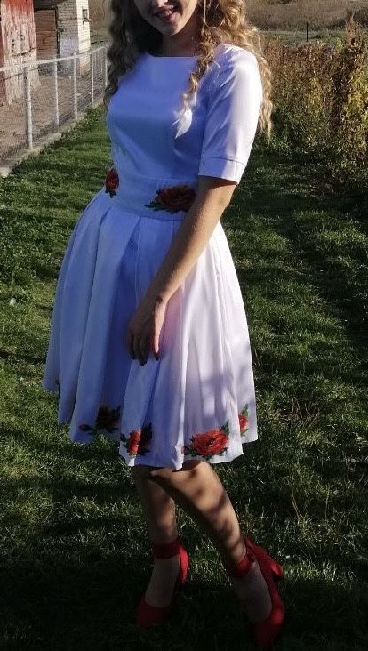 Біла сукня вишита бісером