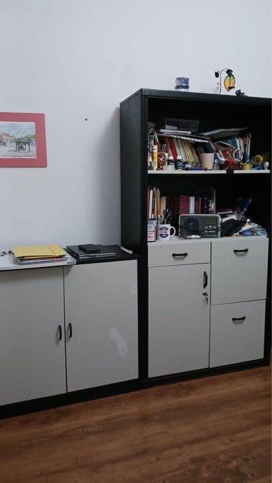 Komplet mebli do biura lub pokoju.