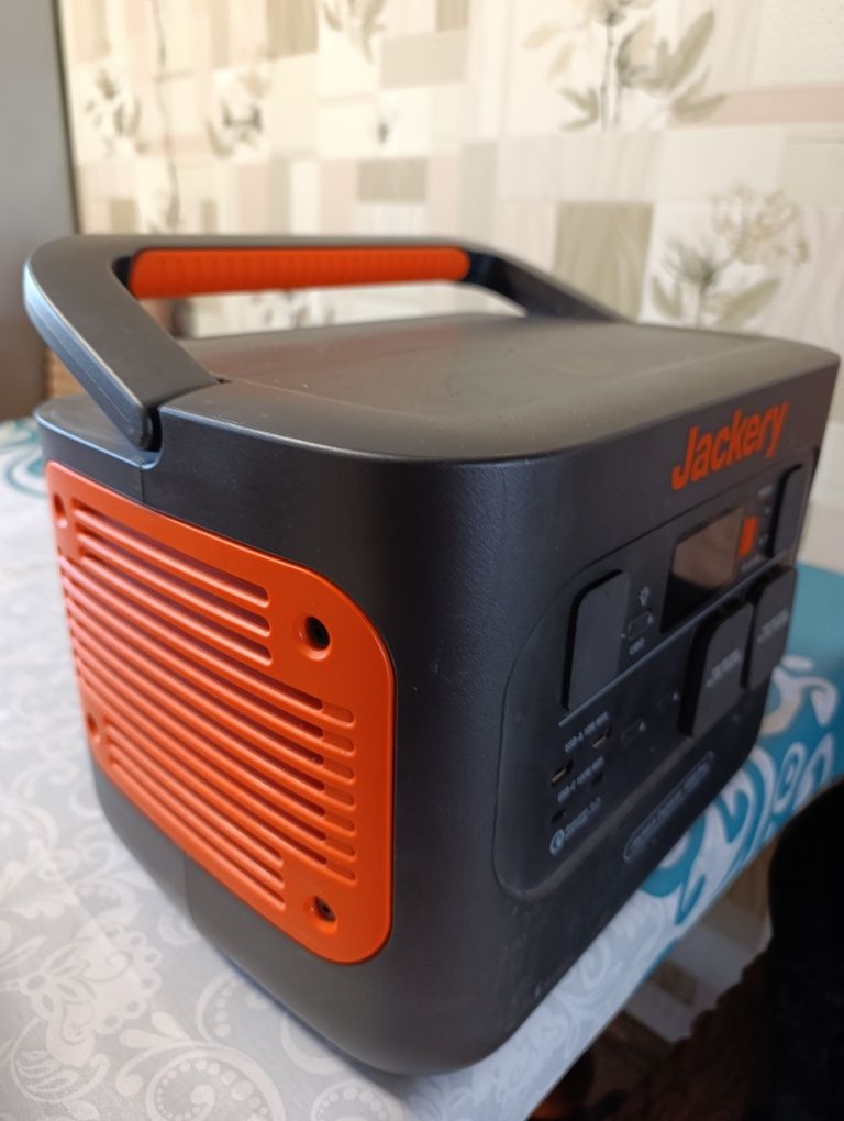 Зарядна станція Jackery.