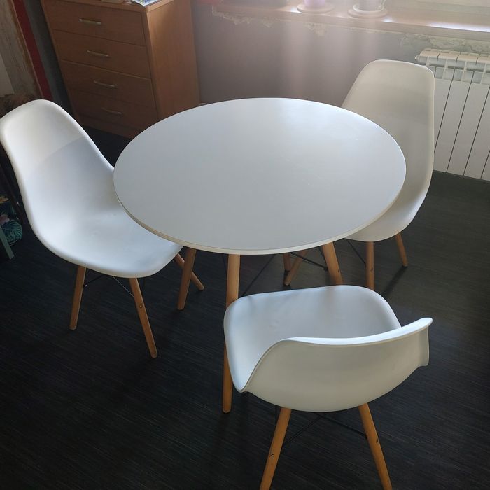 Stolik w stylu skandynawskim plus 3 krzesła