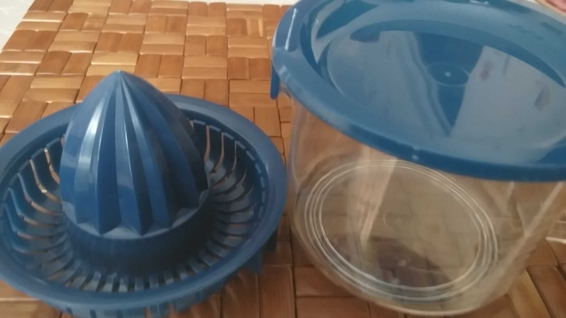 Ręczna wyciskarka do cytrusów z pojemnikiem