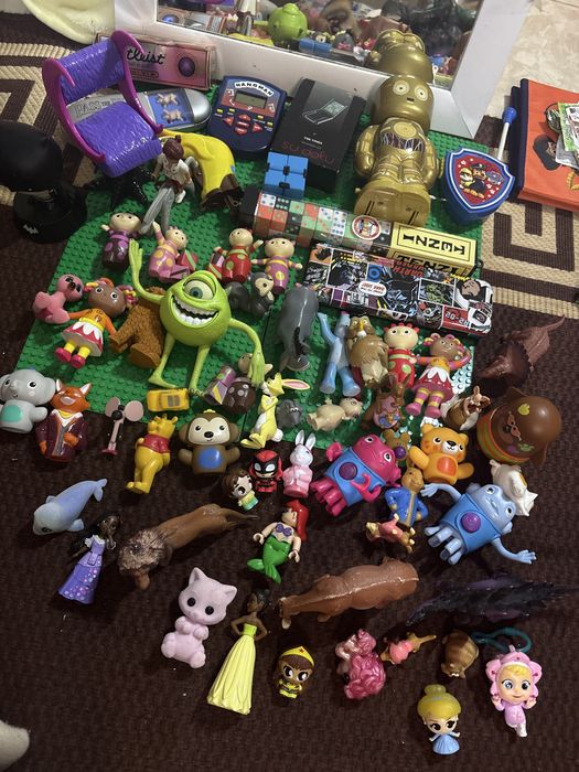 коллекция разнообразных игрушек и фигурок