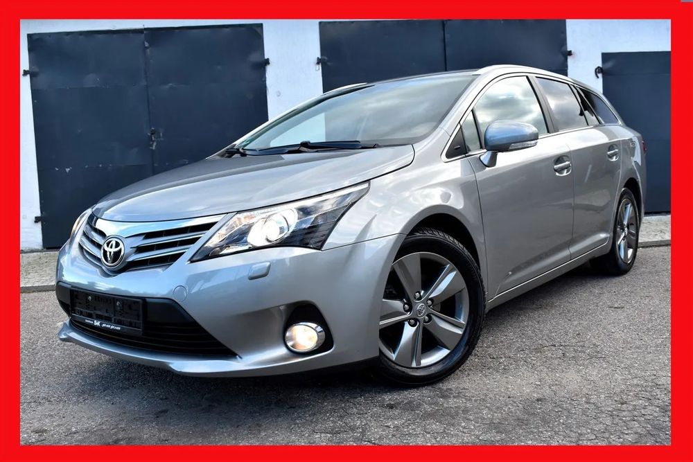 Toyota Avensis benzyna skóry klimatronik nawigacja kamera cofania alufelgi stan