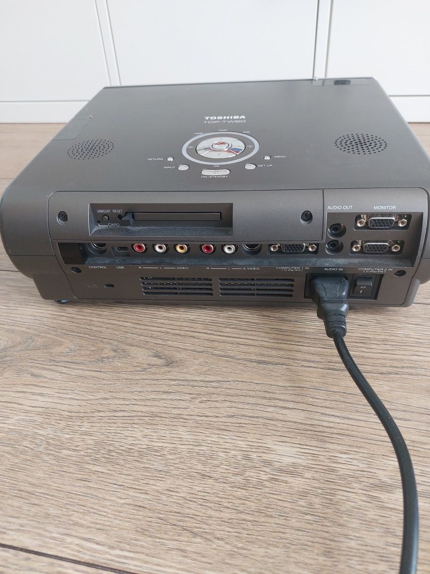 Projektor rzutnik Toshiba tdp-tw90