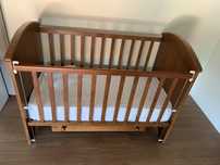 Cama de bebé em madeira sem colchao