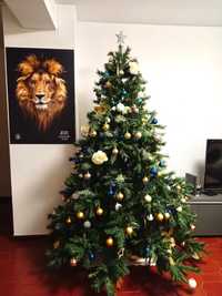 Árvore de Natal com decoração
