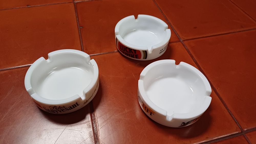 Cinzeiros alusivos a marcas de cigarros