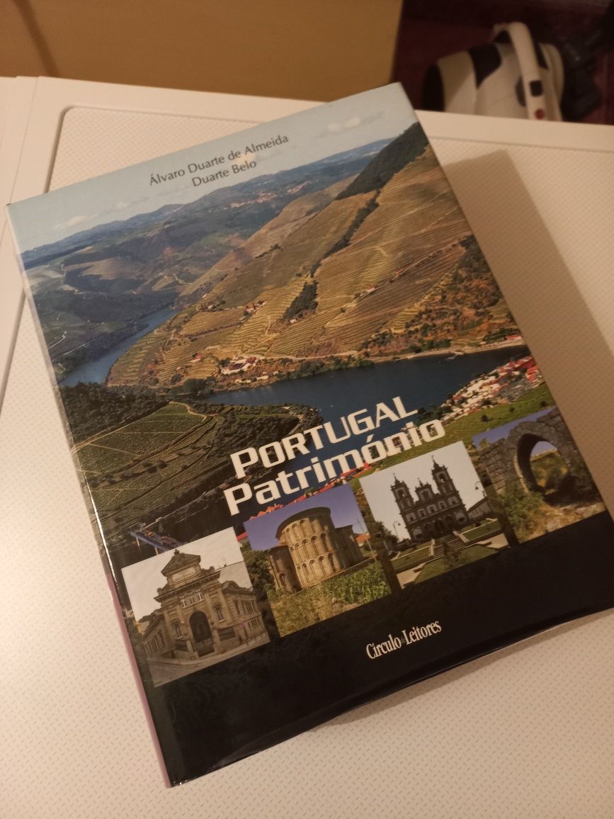 Conjunto de livros sobre o Património Portugal