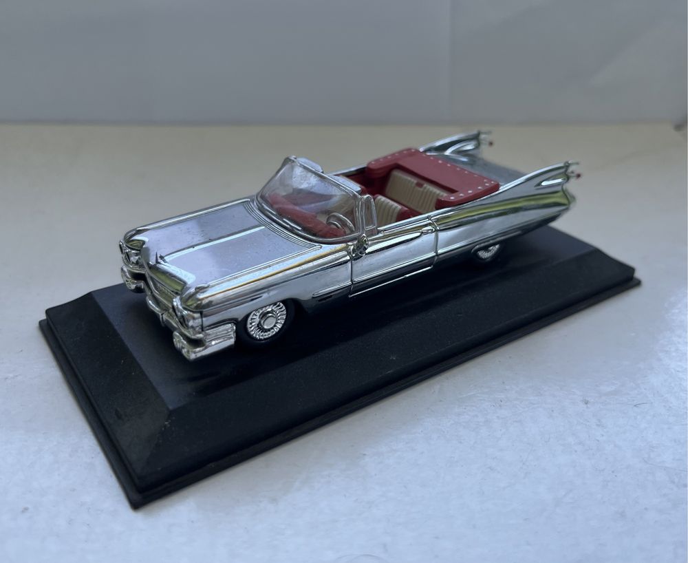 Model samochodu w skali 1:43 Cadillac Series 62 New Ray