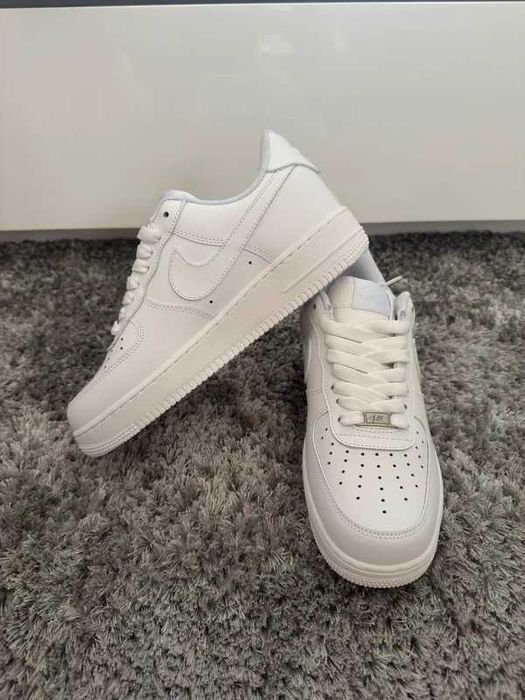 Ténis Nike Air Force brancos (41)