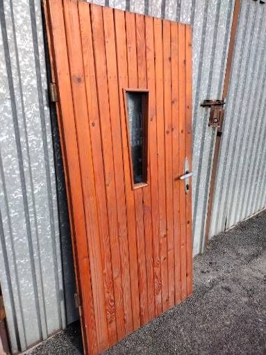 Drzwi drewniane z okienkiem