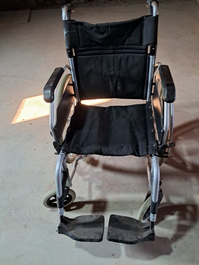 Cadeira de rodas em alumínio.