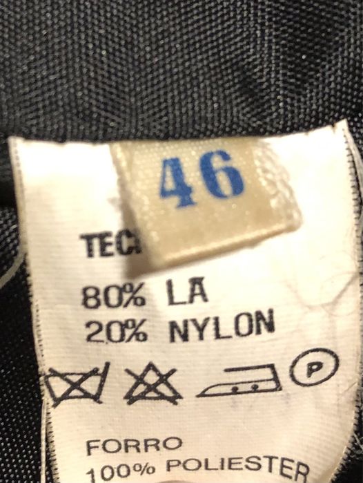 Sobretudo com bolsos, forrado , usado.