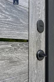 Вхідні дверіна вулицю