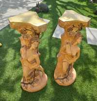 2 colunas a imitar madeira com estátua de Deusa