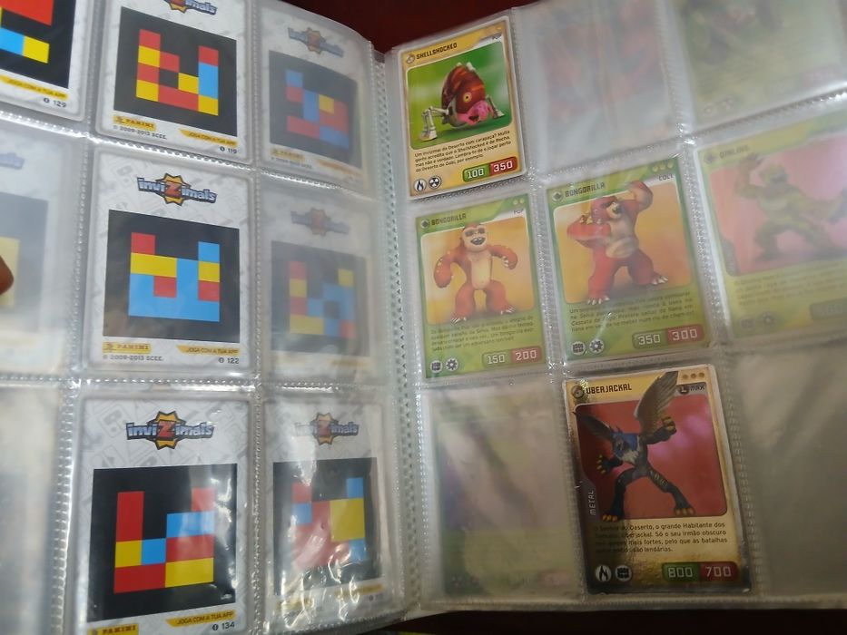 Caderneta Invizimals incompleta