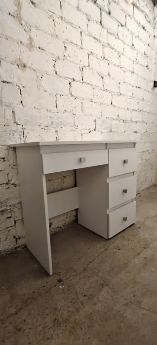 Biała toaletka, biurko z lustrem i światłem.