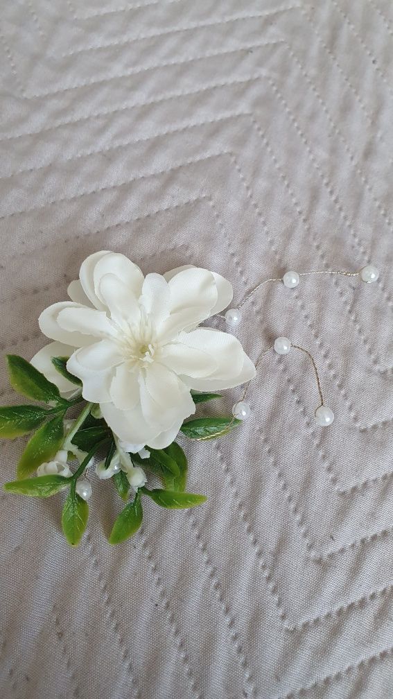Przypinka do torebki biały kwiat perełki komunia