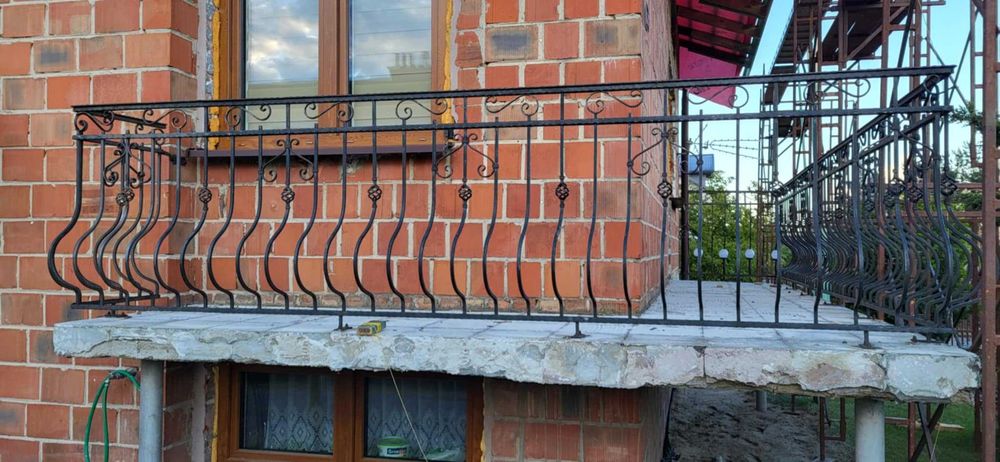 Barierka balkonowa kuta – metalowa, ozdobna.