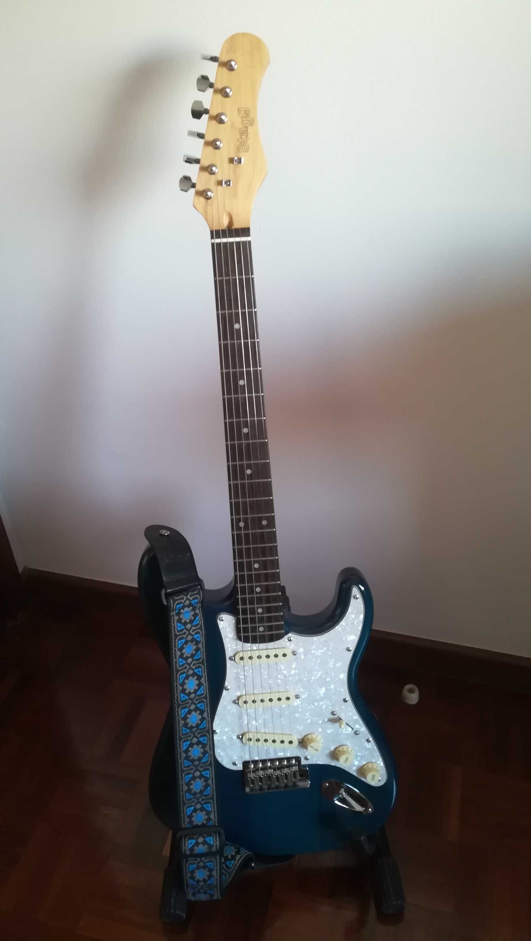 Guitarra elétrica STAGG c/pickups Fender Yosemite