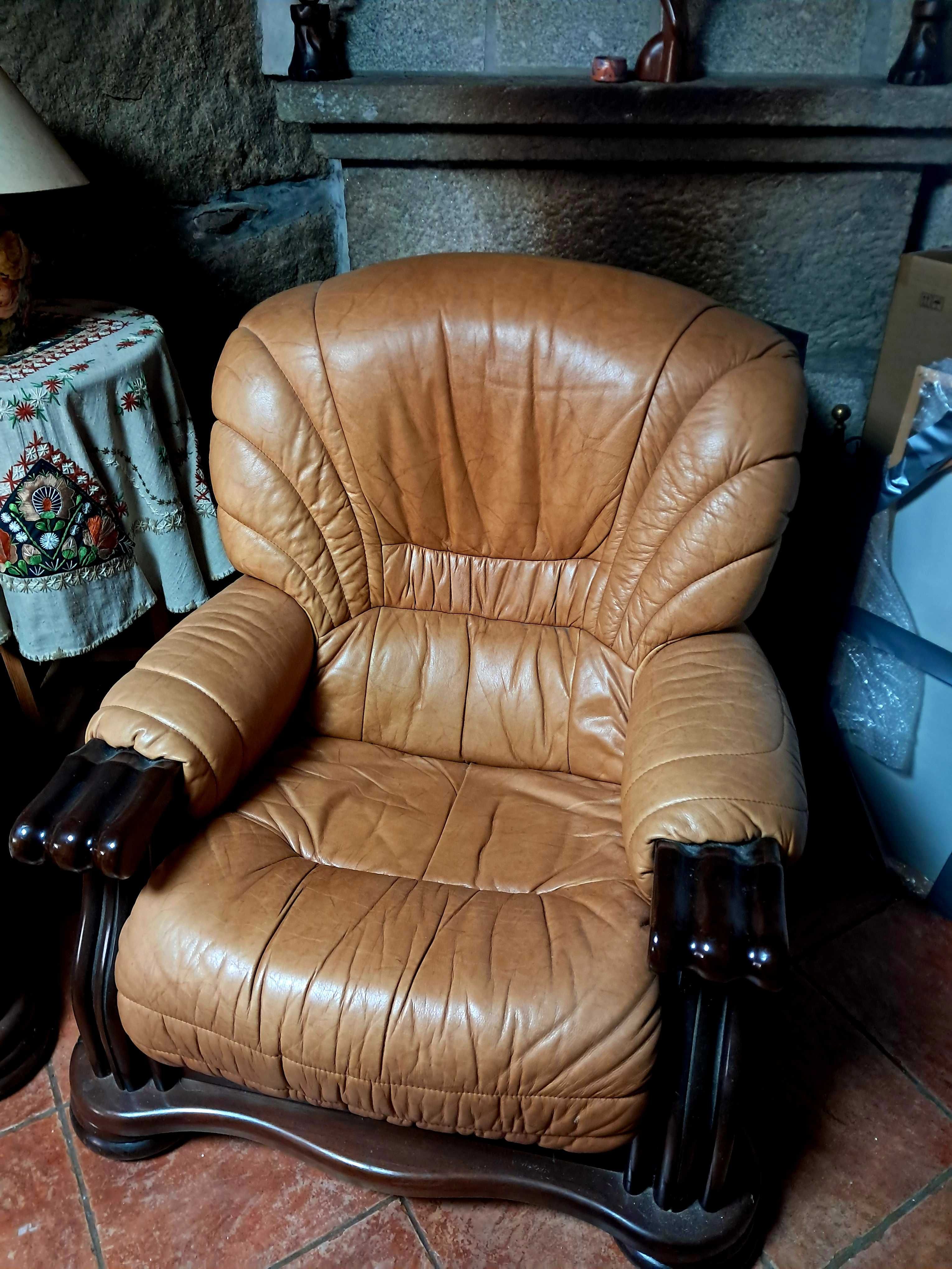 Sofá de Cabedal Castanho 3 Lugares + 2 Poltronas + mesa de centro
