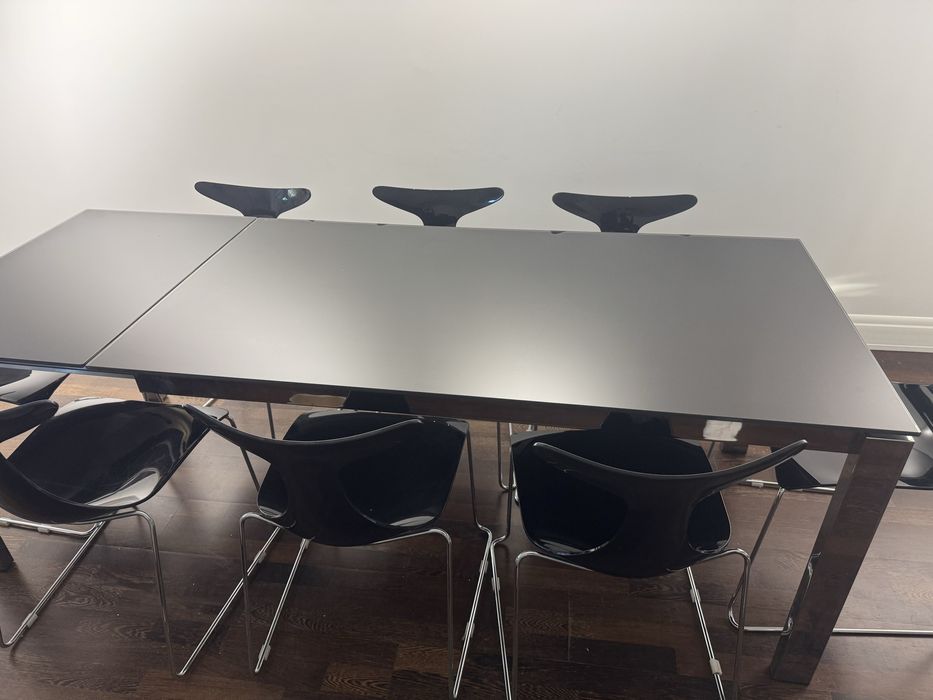 Stół czarny szklany rozkladany 85cm*160cm-220cm z 8 krzełami. Włochy.